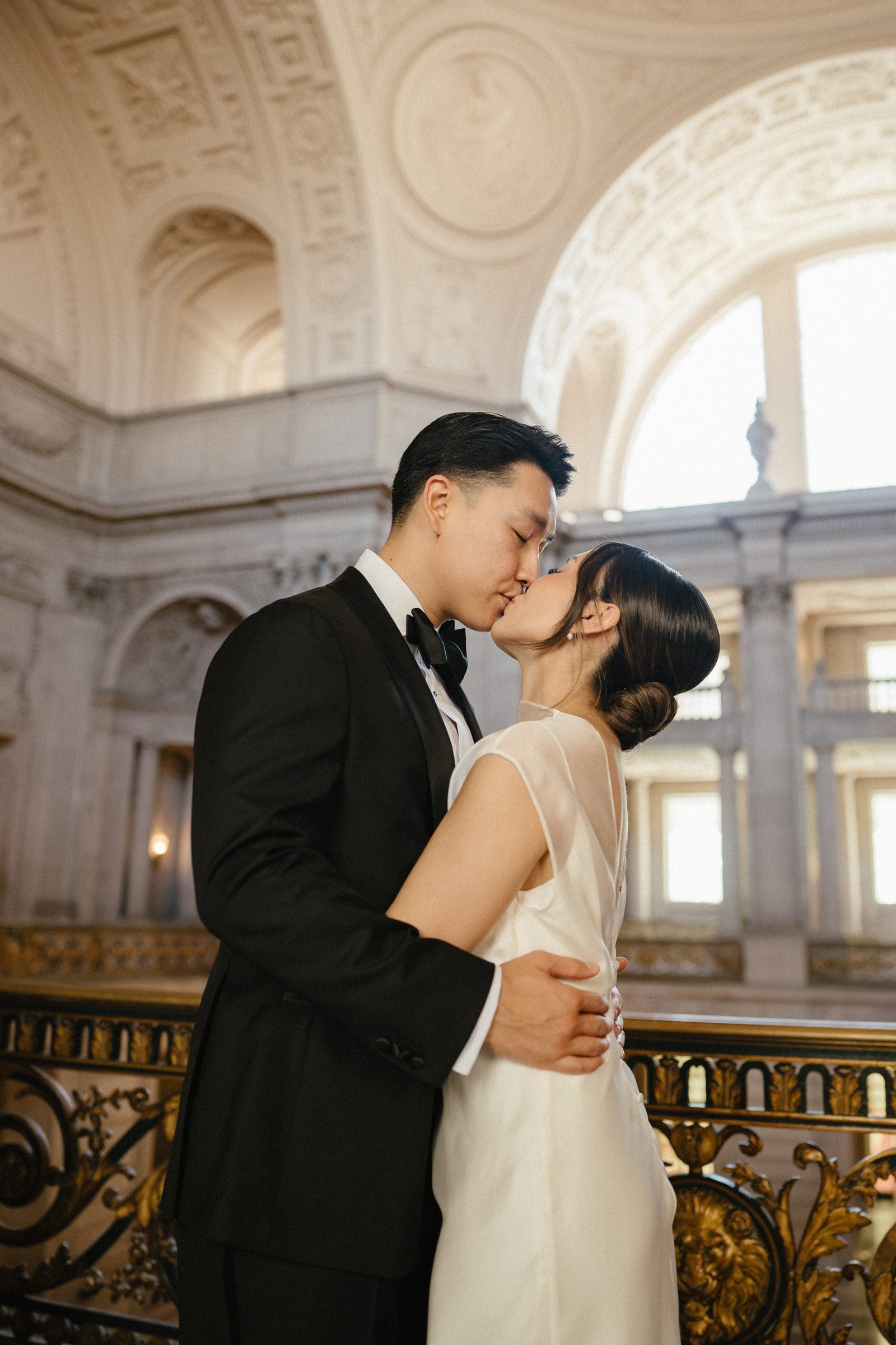 David and Michelle kissing on a City Hall balcony
