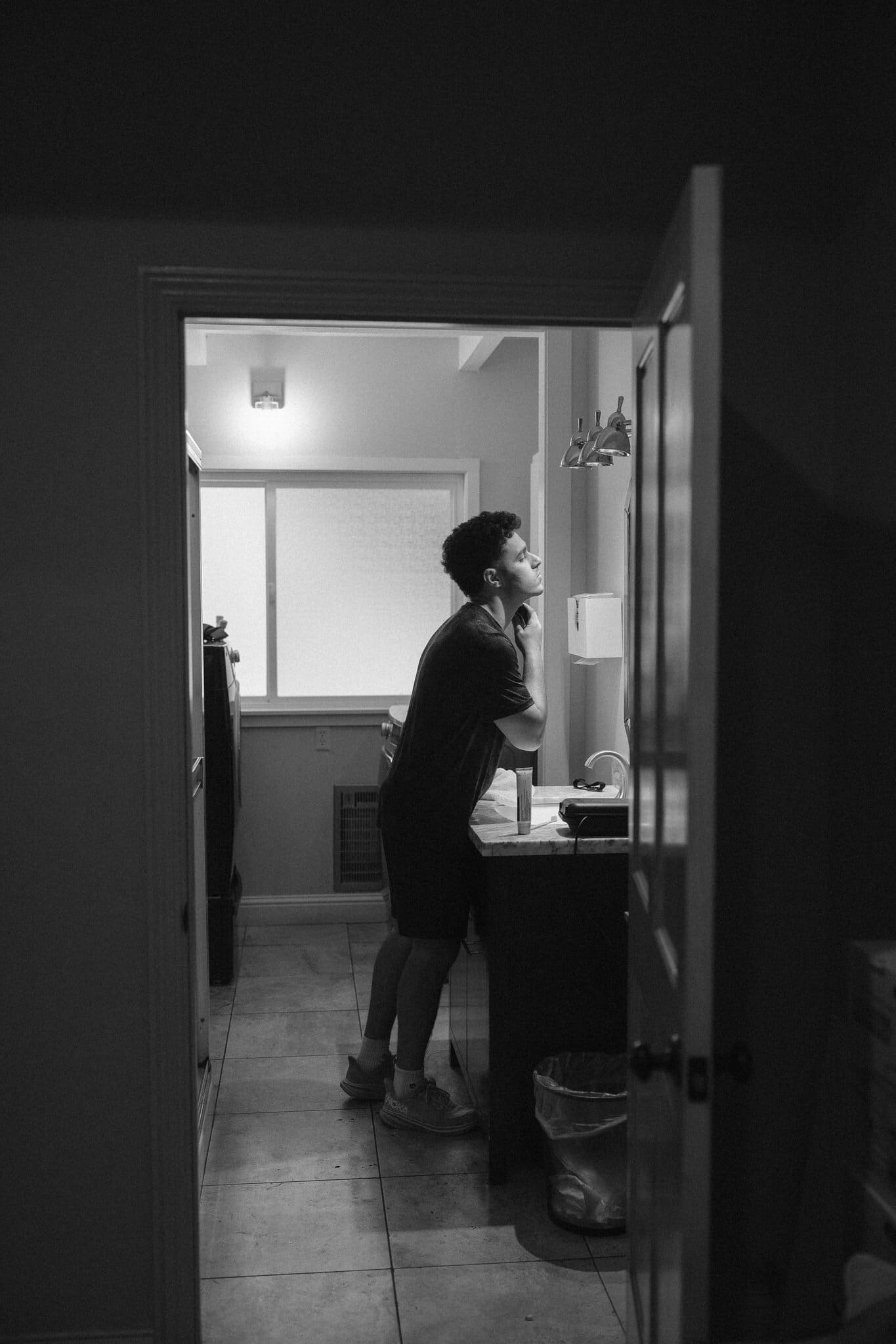 Getting ready in the groom's suite, black and white