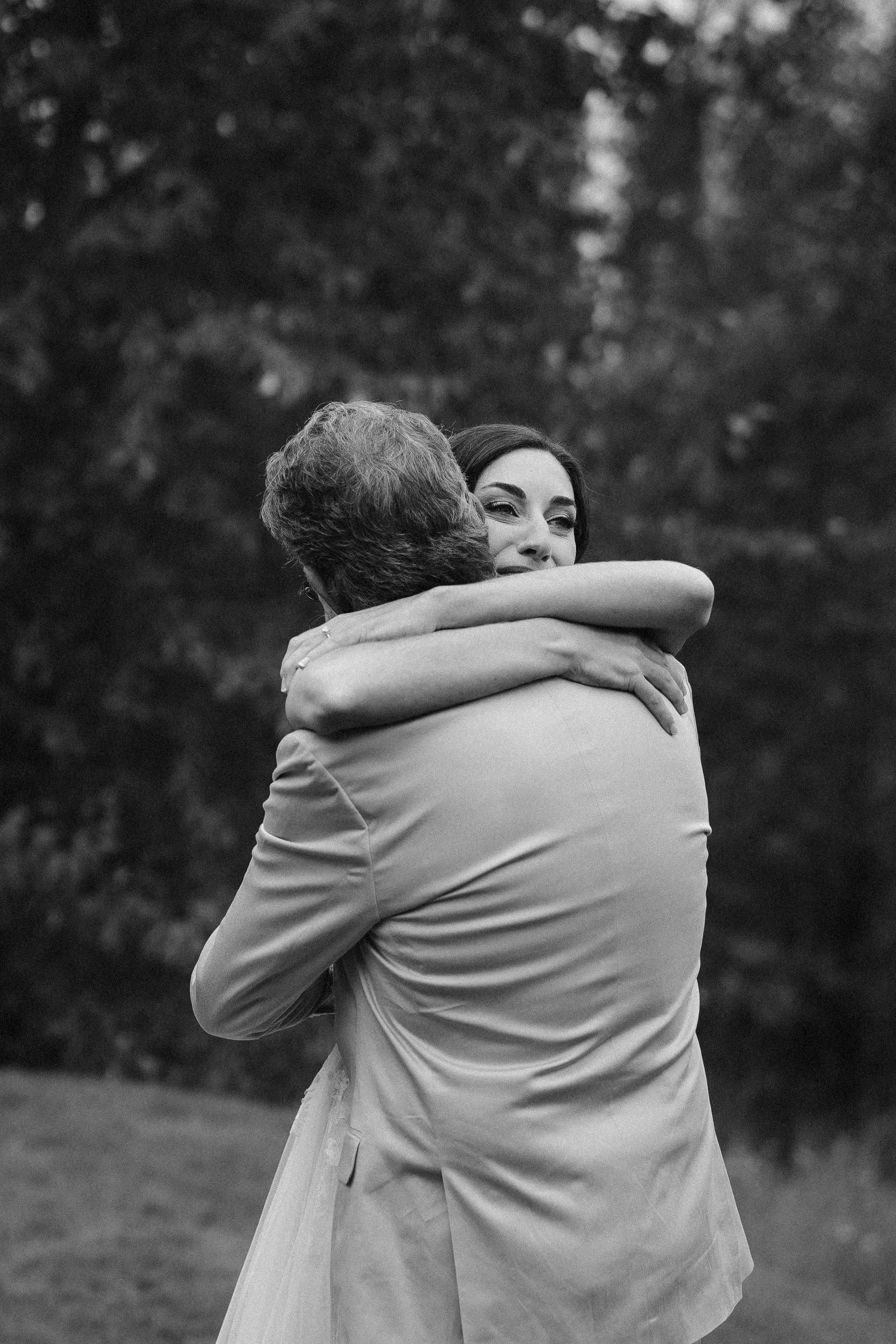 Isabelle and her dad embracing, black and white
